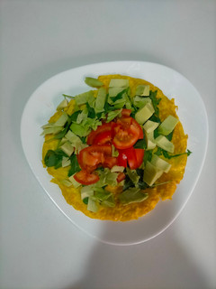 Una foto de Tortilla con rúcula, aguacate y tomate
