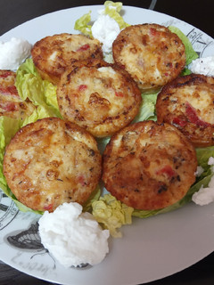 Una foto de Mini tortillas de atún, pimientos rojos y queso al horno