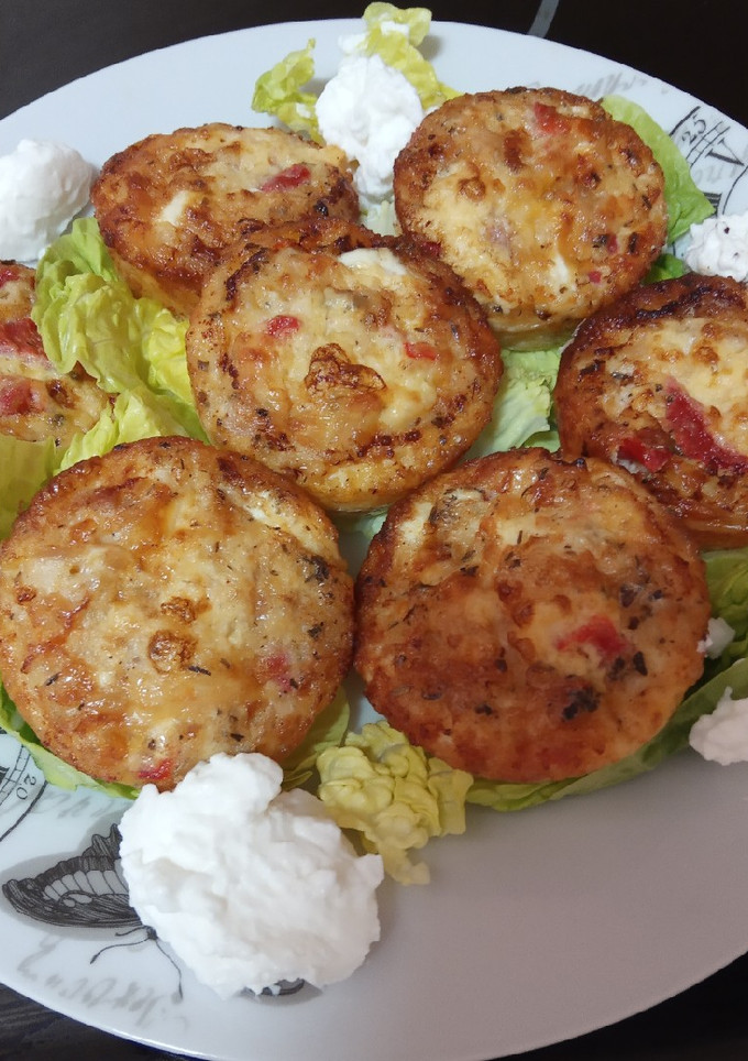 Una foto de Mini tortillas de atún, pimientos rojos y queso al horno