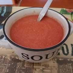 Una foto de Crema fría de tomate y huevo