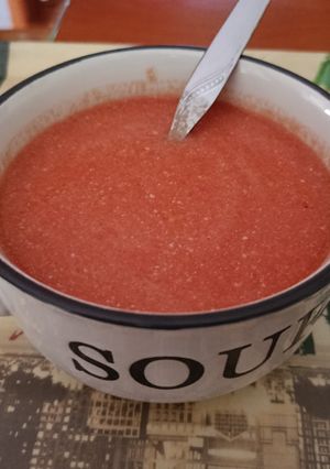 Una foto de Crema fría de tomate y huevo