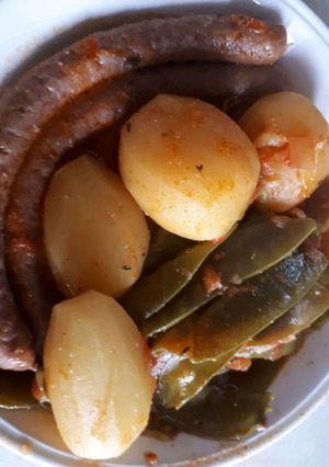 Une photo de Chipolatas aux pois mange-tout à la chair de tomates