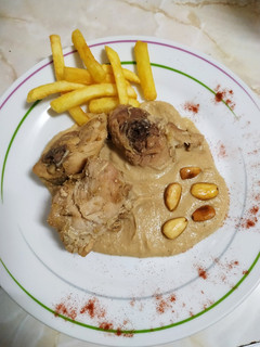 Una foto de Pollo con salsa de almendras y manzana