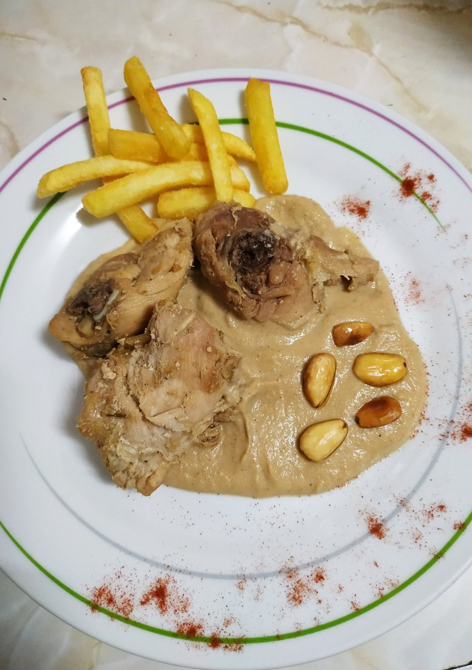 Una foto de Pollo con salsa de almendras y manzana