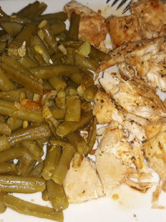 Una foto de Pollo al vino con judías redondas
