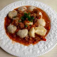 A picture of Salsa de tomate natural y carne picada.