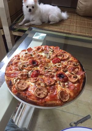 Hình của món Pizza xúc xích thịt nguội.