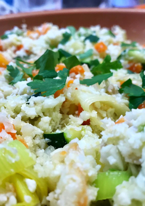 Una foto de Arroz de coliflor con verduras