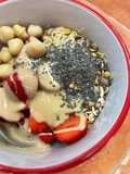 Bowl de desayuno con fresas, crema de cacahuete y chía