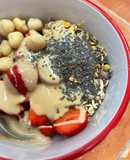 Bowl de desayuno con fresas, crema de cacahuete y chía