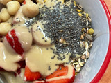 Bowl de desayuno con fresas, crema de cacahuete y chía