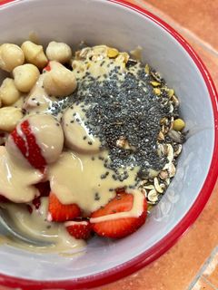 Una foto de Bowl de desayuno con fresas, crema de cacahuete y chía