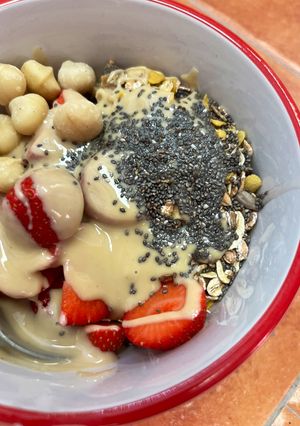 Una foto de Bowl de desayuno con fresas, crema de cacahuete y chía