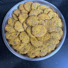 A picture of Khasta Masala Mathri.