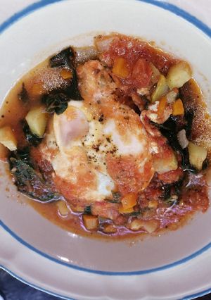 Una foto de Huevos ahogados con verduras