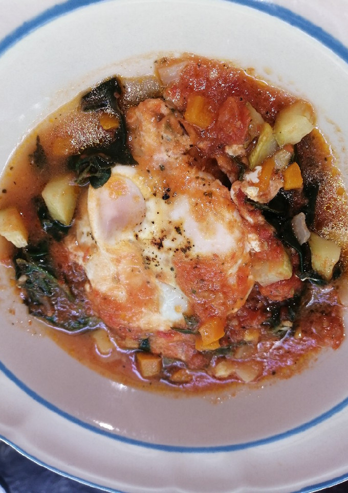 Una foto de Huevos ahogados con verduras