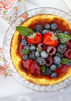 Foto di New York cheesecake con frutti di bosco e coulis di fragole