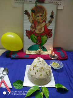 કલાકંદ મોદક કેક(Kalakand modak cake recipe in Gujarati) રેસીપી મુખ્ય ફોટો