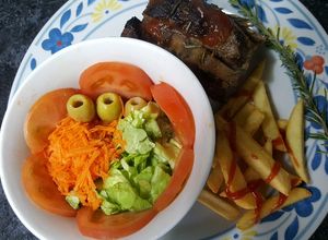 Una foto de Carne asada con manzanas (no dulce) con salsa barbacoa