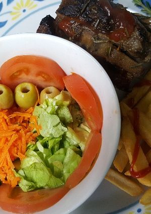Una foto de Carne asada con manzanas (no dulce) con salsa barbacoa