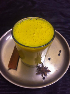 கோல்டன் மில்க் செய்முறை முக்கிய புகைப்படம்