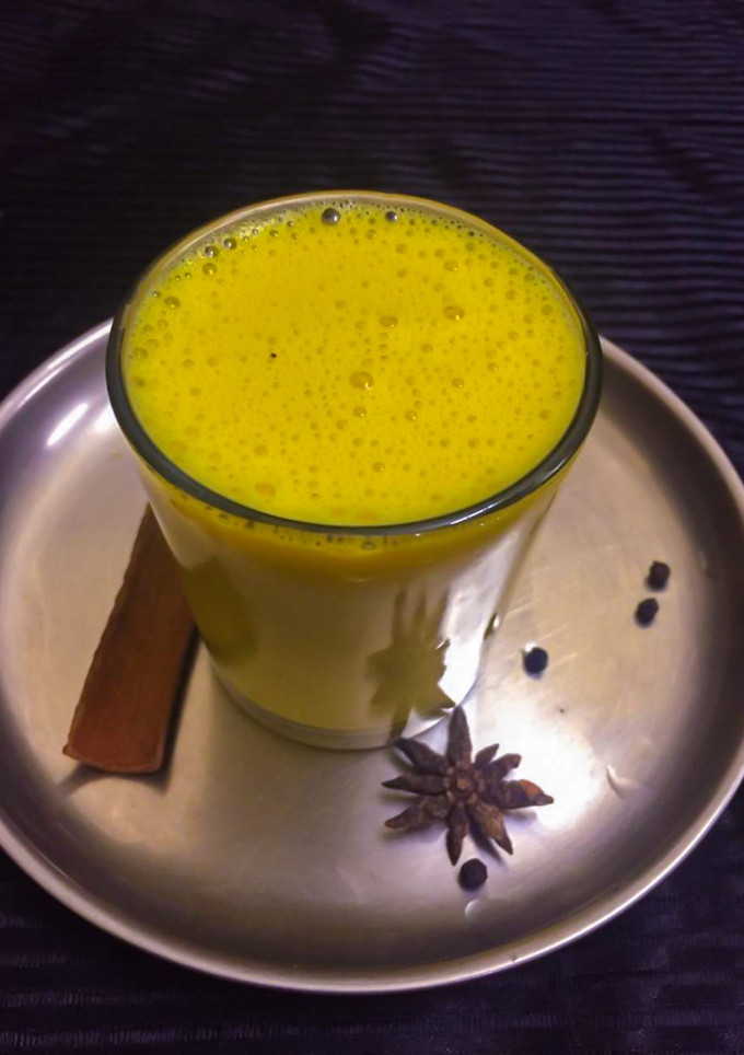 கோல்டன் மில்க் செய்முறை முக்கிய புகைப்படம்