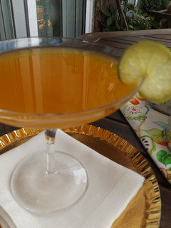 Una foto de Tequila con zumo de mandarina y lima