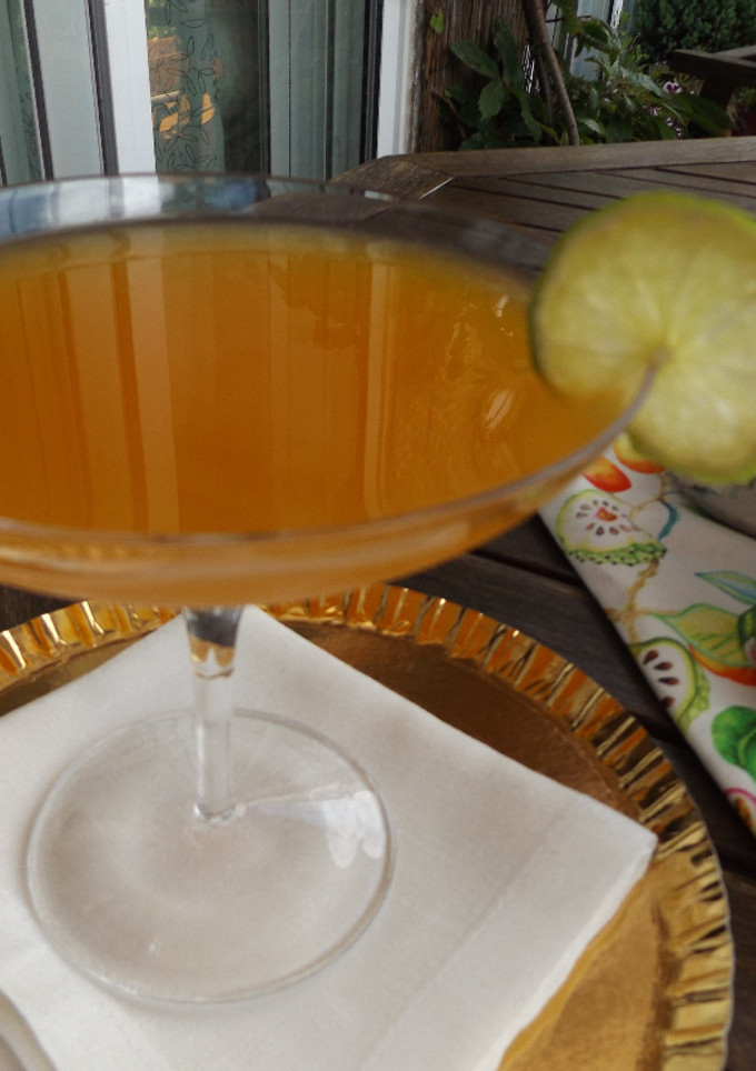 Una foto de Tequila con zumo de mandarina y lima