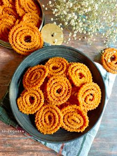 ઘઉં ચોખા ની ચકરી (Ghaunv chokha ni chakri recipe in Gujarati) રેસીપી મુખ્ય ફોટો