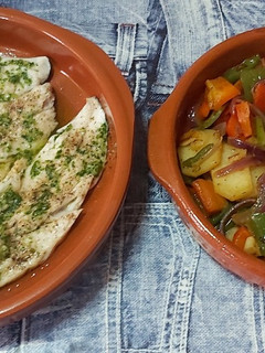 Una foto de Lubina a las verduras