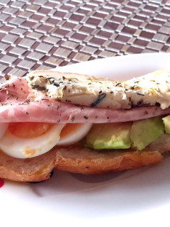 Una foto de Tosta variada con roulada provenzal