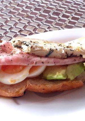 Una foto de Tosta variada con roulada provenzal
