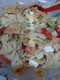 Una foto de Ensalada de pasta (lazos)🍝