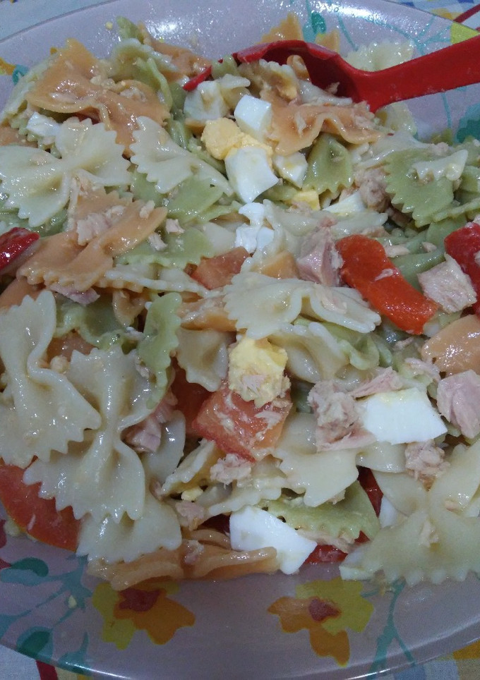 Una foto de Ensalada de pasta (lazos)🍝