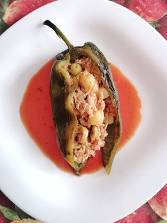 Una foto de Chile poblano relleno de atún👌🏼