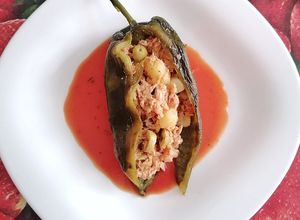 Una foto de Chile poblano relleno de atún👌🏼