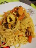 Linguine allo scoglio con scaglie limone edibile