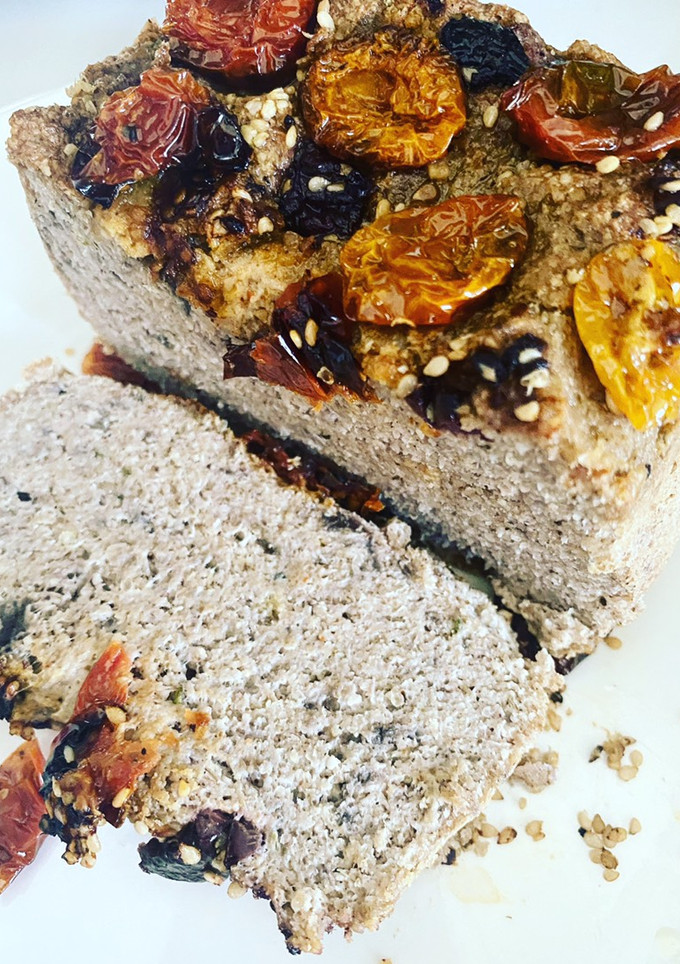 Una foto de Pan con tomate y aceitunas keto