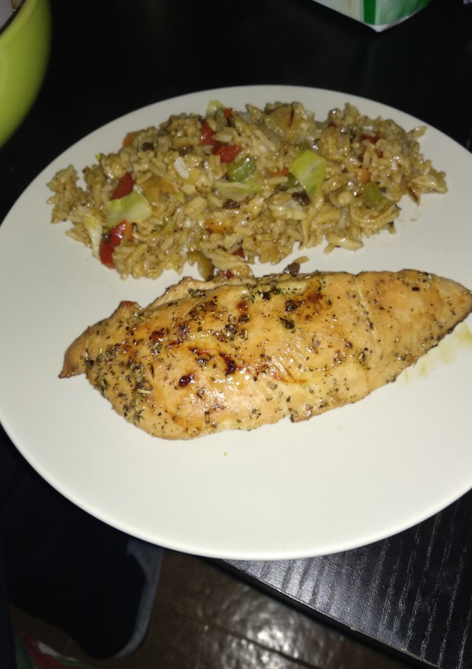 Una foto de Solomillo de pavo con arroz en salsa de soja negra y verduritas