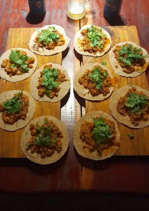 Una foto de Tacos de chorizos de cerdo al vino, nueces, roquefort y morrones