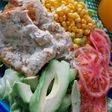 Pollo al sartén con ensaladas