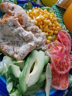 Una foto de Pollo al sartén con ensaladas