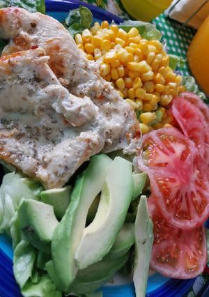 Una foto de Pollo al sartén con ensaladas