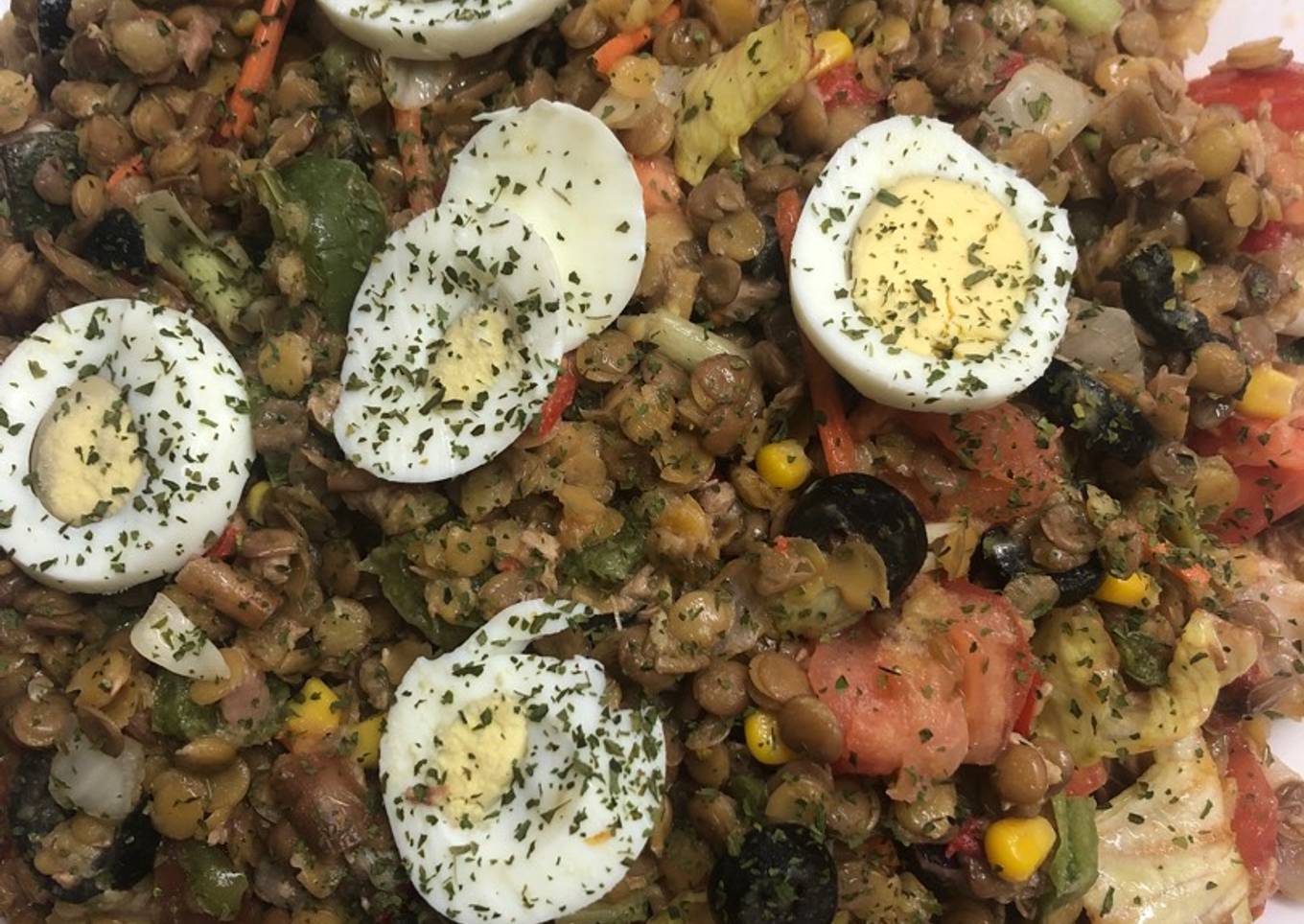 90. Ensalada de lentejas a la jardinera con atún y vinagreta de mostaza (principal legumbres)