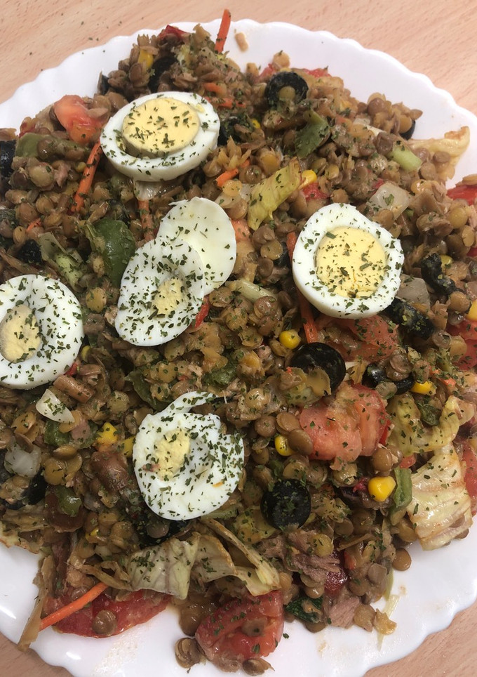 Una foto de 90. Ensalada de lentejas a la jardinera con atún y vinagreta de mostaza (principal legumbres)