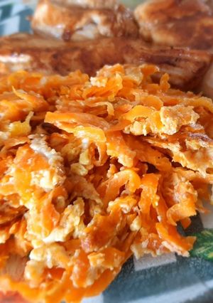 Una foto de Revuelto de zanahoria con huevos y pechuga de pollo