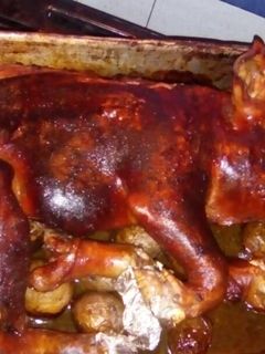 Una foto de Lechón en horno de barro (al carbón - leña)