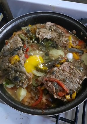 Una foto de Bife multicolor con papas y huevo