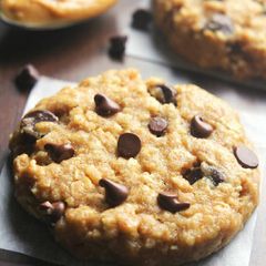A picture of peanut butter cocolate chip oatmeal cookies..