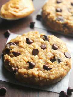 A picture of peanut butter cocolate chip oatmeal cookies..